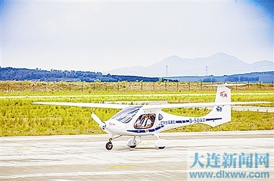 本報訊 （沈陽日報記者楊主格）近日，沈陽航空航天大學（遼寧通用航空研究院）協同部分高校、航空企業和科研院所，經過近三年艱苦攻關，成功研制的我國首款電動力輕型運動飛機RX1E首批兩架交付客戶。